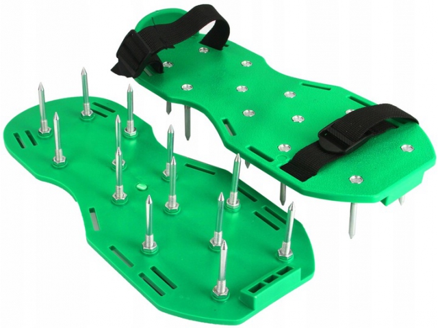Vertikulátor - Topánky na prevzdušnenie trávy s hrotmi